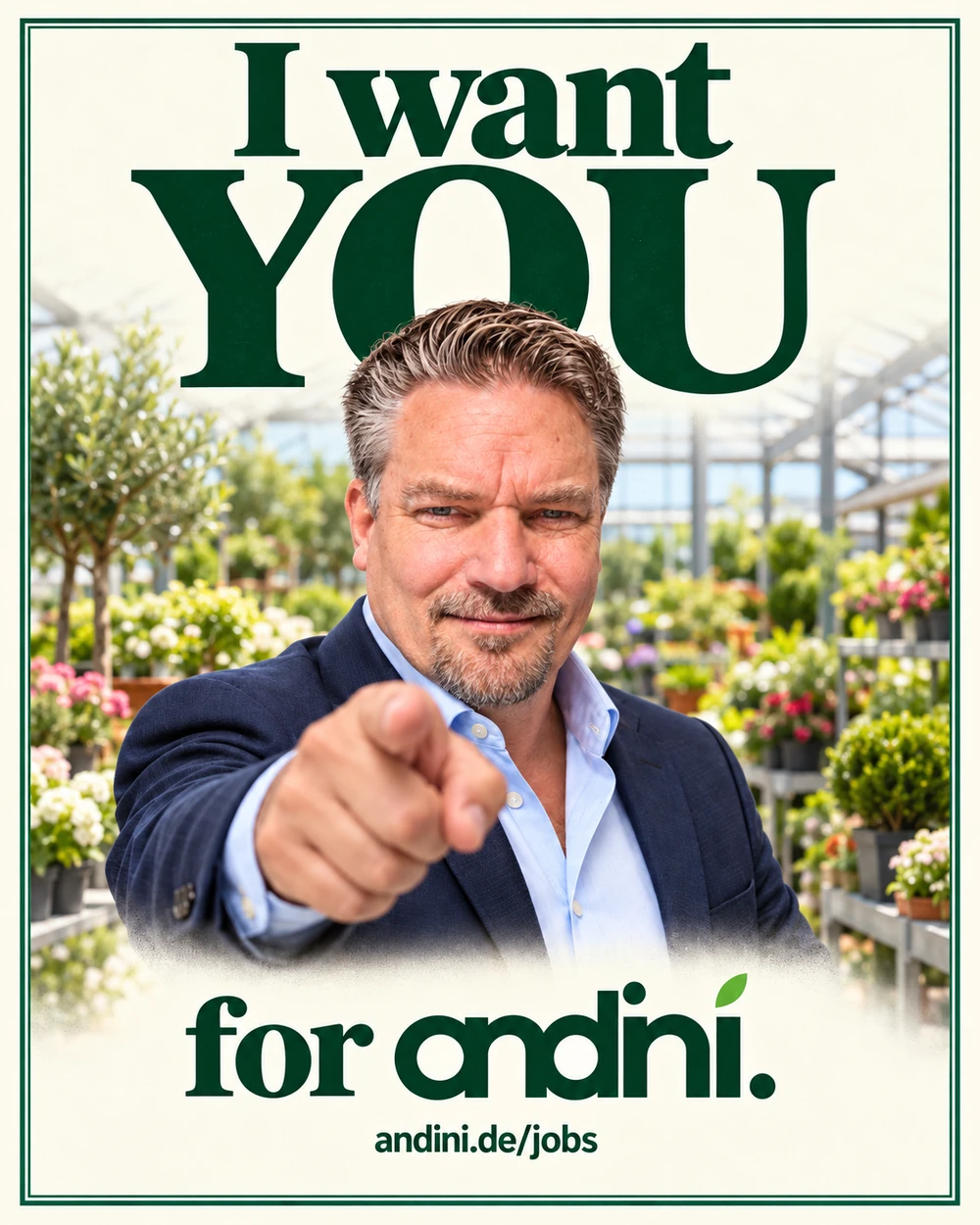 Andreas Rödlmeier vor Pflanzen und Gewächshaus im Gartencenter zeigt auf den Betrachter: I want YOU for andini. andini.de/jobs.