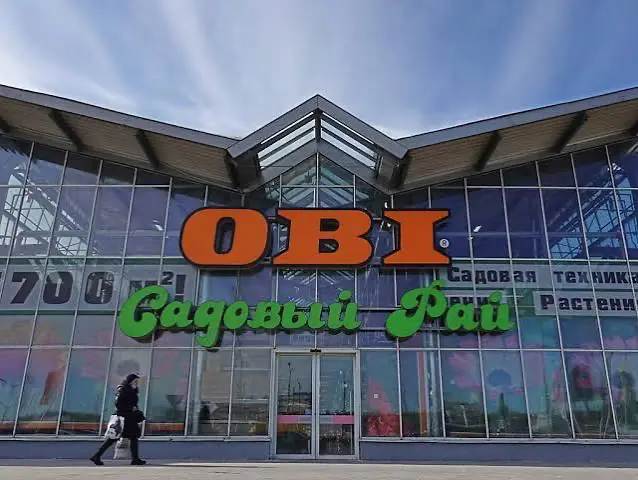 OBI-Markt in Russland mit großem OBI-Schriftzug